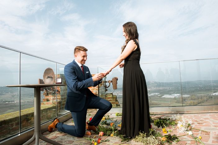 Eylon e Lital si promettono amore eterno in cima alla torre di Barbaresco (Foto di Barbara Guazzone) Eylon e Lital si promettono amore eterno in cima alla torre di Barbaresco (Foto di Barbara Guazzone)
