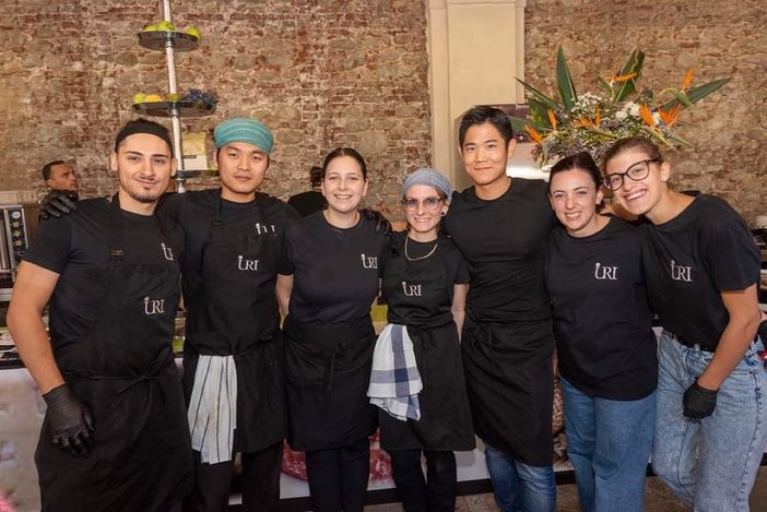 Seul Ki Kim con la sua brigata di cucina, presente a Bra’s