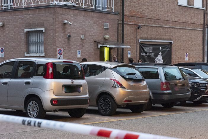 Il gioielliere di Grinzane Mario Roggero sulla soglia del suo negozio, nelle ore successive alla rapina