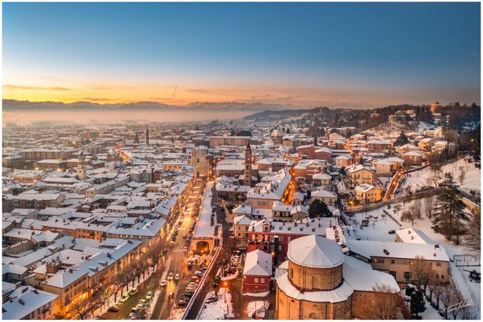 Tramonto su Bra innevata: foto di Tino Gerbaldo Tramonto su Bra innevata: foto di Tino Gerbaldo