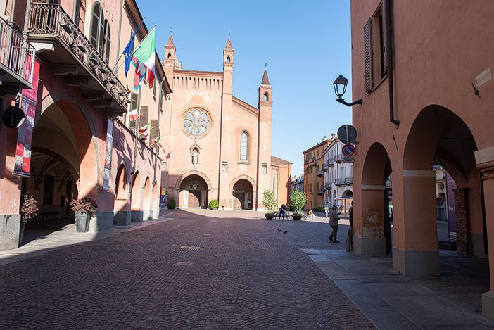 Il municipio e il duomo di Alba (foto Barbara Guazzone)