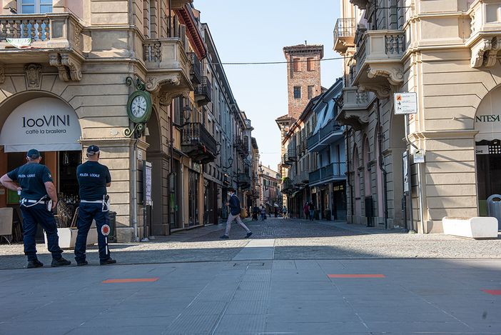 Furbetti del dehors nella capitale delle Langhe? Commerciante albese a giudizio per l’invettiva social su "Sei di Alba se…"