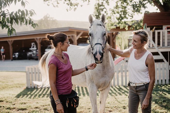 Nella fotogallery di Barbara Guazzone Jessica Riviera e la cavalla Fatima al loro passaggio a Cascina Carlotta, presente la padrona di casa Carlotta Boffa