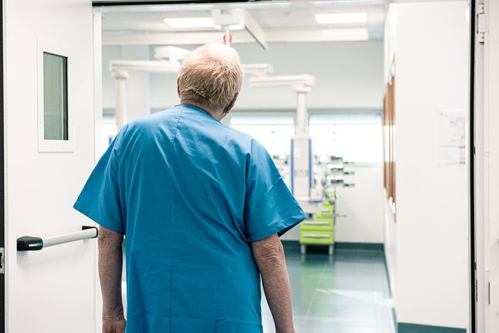 Ieri l'addio dei due medici  dopo la breve esperienza vissuta nel nuovo ospedale (nella foto di Barbara Guazzone il dottor Giuseppe Cornara)