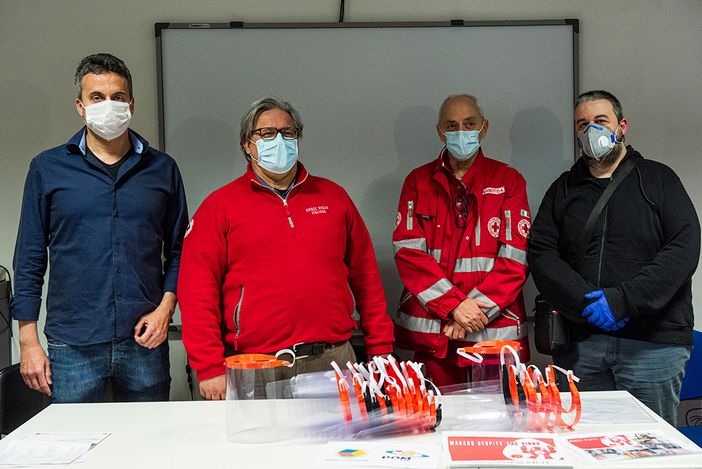 La consegna avvenuta venerdì presso la sede Croce Rossa di Alba (Foto Barbara Guazzone)