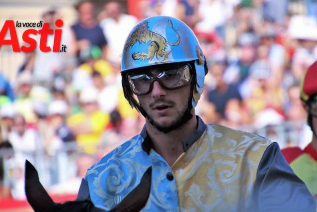 Stasera si corre a Siena il Palio di Provenzano: tra i fantini debuttanti anche il buschese Mattia Chiavassa