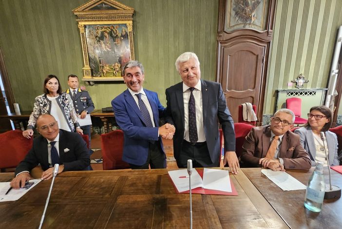 La stretta di mano tra il nuovo prefetto Mariano Savastano e il presidente di Confindustria Cuneo Mariano Costamagna