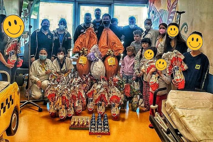 La consegna delle uova di Pasqua e, sotto, il piccolo Federico