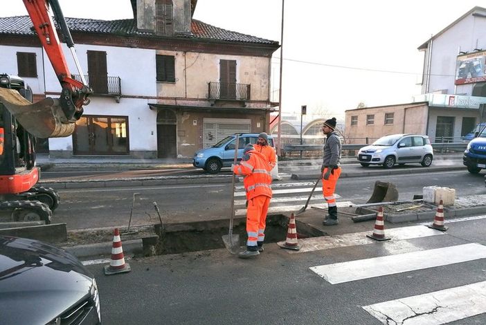Gli scavi per la realizzazione del "varco" presso il ponte albertino