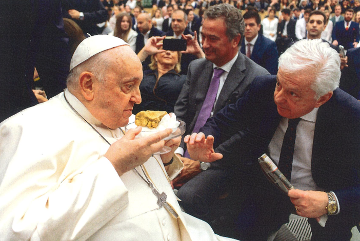 L'avvocato Roberto Ponzio omaggia Papa Francesco con un pregiato esemplare di Tartufo Bianco d'Alba L'avvocato Roberto Ponzio omaggia Papa Francesco con un pregiato esemplare di Tartufo Bianco d'Alba