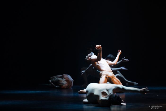 Un momento di D. Visioni, la performance installativa della Compagnia EgriBiancoDanza