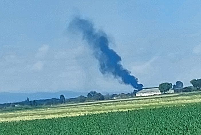 La nube di fumo in lontananza del trattore in fiamme a Moretta La nube di fumo in lontananza del trattore in fiamme a Moretta