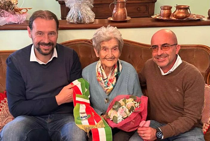 Laura Giletta, ha festeggiato a Lagnasco 101 anni con il sindaco Roberto Dalmazzo e il vice Oscar Fiore