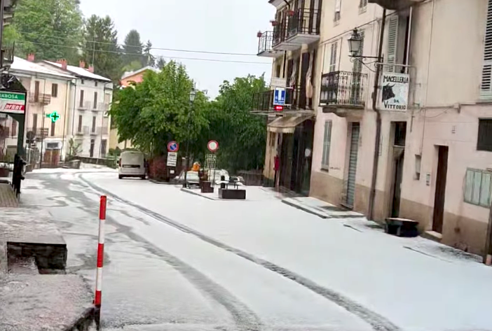 Frabosa appare innevata, imbiancata dalla grandine (dal gruppo Facebook "Sei di Frabosa se")