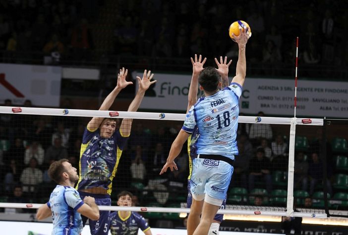 Nathan Feral in attacco contro Modena nella gara di andata Nathan Feral in attacco contro Modena nella gara di andata