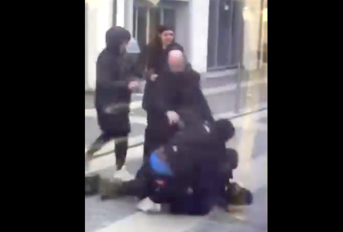 Un momento dell'aggressione verificatasi alla stazione ferroviaria di Bra lo scorso 15 gennaio