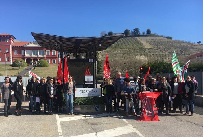 Una manifestazione sindacale di fronte alla storica sede di Giordano Vini, in Valle Talloria