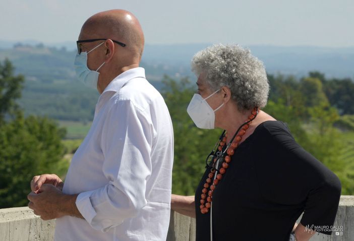 Un'immagine del 20 luglio scorso: la dottoressa Frigeri col direttore dell'Asl Massimo Veglio durante le operazioni di trasloco verso il nuovo ospedale di Verduno (Ph Mauro Gallo)