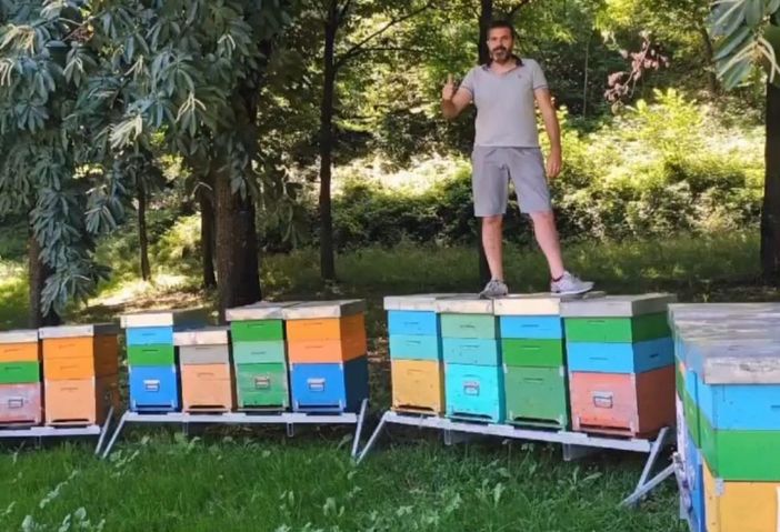 Mattia Mana con il suo apiario Mattia Mana con il suo apiario