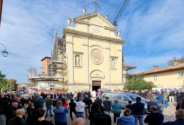 Il feretro sul piazzale durante i funerali