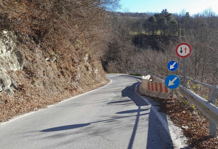 Alcune immagini della frana (foto Provincia – Sett. Viabilità) Alcune immagini della frana (foto Provincia – Sett. Viabilità)