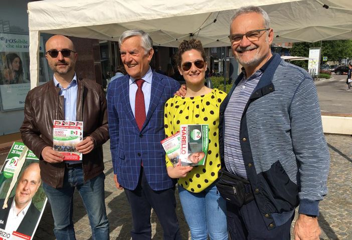 Olindo Cervella, con William Revello, Sara Pennella e Giovanni Bosticco al gazebo di via Garibaldi