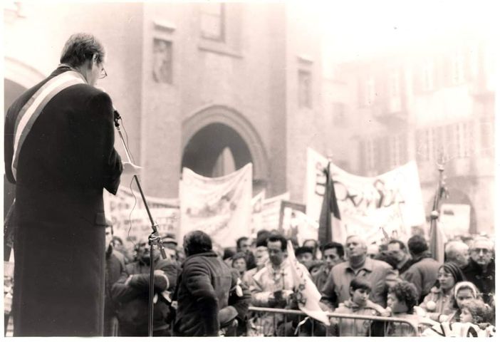 Piazza Risorgimento ad Alba: davanti al Duomo migliaia di persone a protestare contro l'Acna. Era il 16 marzo 1996