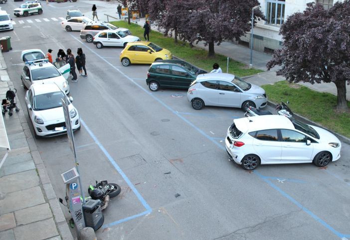 Lo scontro fra auto e moto in via Audisio a Bra
