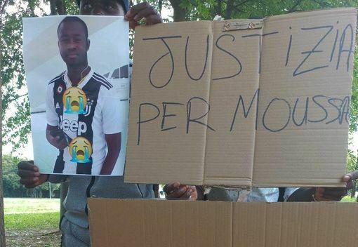 Un'immagine della protesta tenuta a Saluzzo dopo la morta di Moussa Dembelé (dalla pagina Facebook "Enough is Enough - braccianti in lotta Saluzzo"