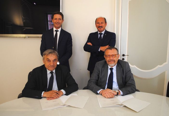 La firma del protocollo d'intesa tra il presidente ACA Giuliano Viglione e il presidente di Banca d'Alba Tino Cornaglia, presenti il direttore ACA Fabrizio Pace e il direttore generale di Banca d'Alba Riccardo Corino