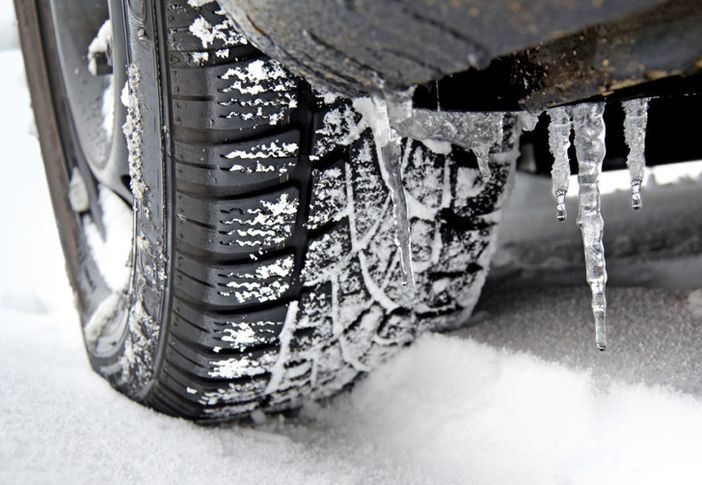 Dal 15 novembre obbligo di gomme invernali o catene a bordo sulle strade statali della Granda Dal 15 novembre obbligo di gomme invernali o catene a bordo sulle strade statali della Granda