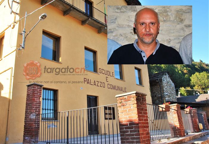 Sullo sfondo il Muncipio di Oncino. In alto a destra il sindaco Alfredo Fantone