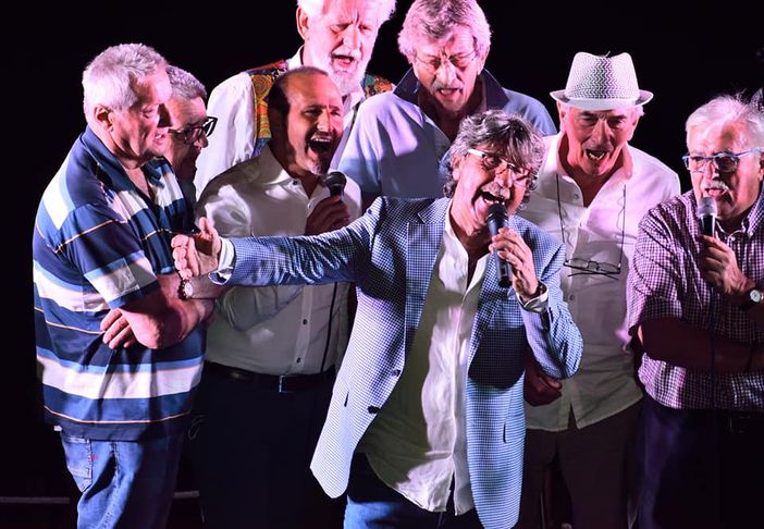 Emozioni, sorrisi e canzoni al concerto di Piero Montanaro nella sua Coazzolo Emozioni, sorrisi e canzoni al concerto di Piero Montanaro nella sua Coazzolo