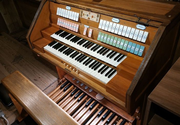 La consolle del pregiato organo del Santuario della Madonna della Neve di Monforte d'Alba