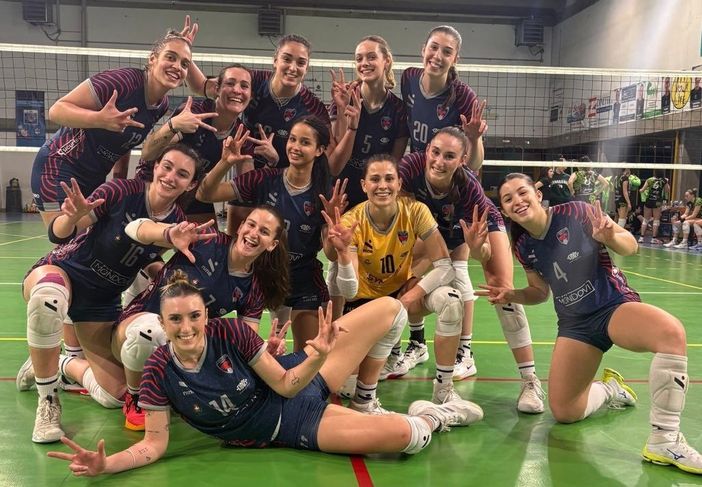Le pumine festeggiano a Garlasco (foto Mondovì Volley)