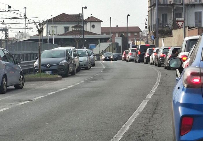 Le lunghe code al semaforo della stazione di Bra