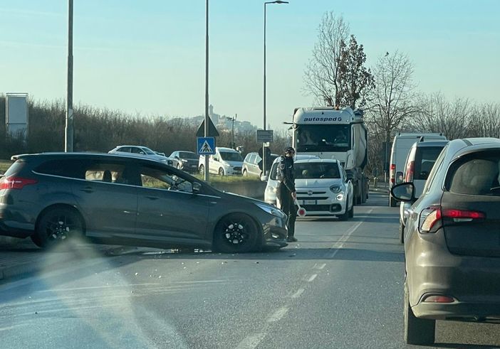 La scena del sinistro avvenuto ai piedi del centro langarolo La scena del sinistro avvenuto ai piedi del centro langarolo
