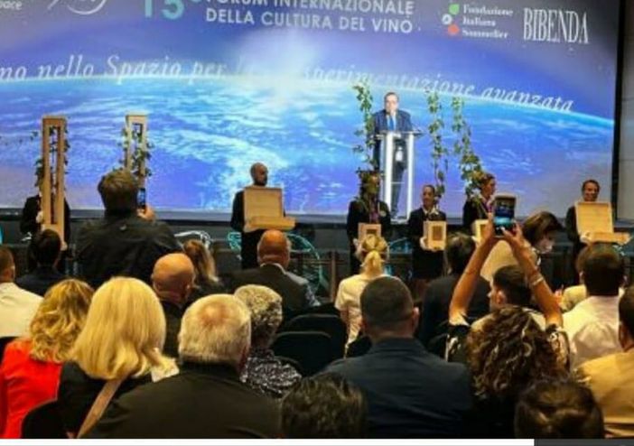 La serata di presentazione dell'iniziativa "Il vino nello spazio" durante il 15° forum internazionale della cultura del vino, nato da un'idea di Franco M. Ricci, presidente della fondazione italiana sommelier La serata di presentazione dell'iniziativa "Il vino nello spazio" durante il 15° forum internazionale della cultura del vino, nato da un'idea di Franco M. Ricci, presidente della fondazione italiana sommelier