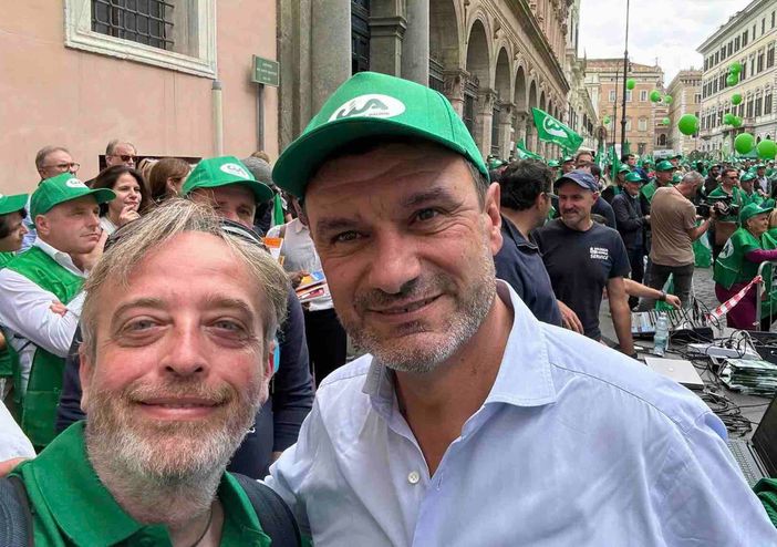 Il direttore provinciale Varrone con il presidente nazionale Fini alla manifestazione del 26 ottobre Il direttore provinciale Varrone con il presidente nazionale Fini alla manifestazione del 26 ottobre