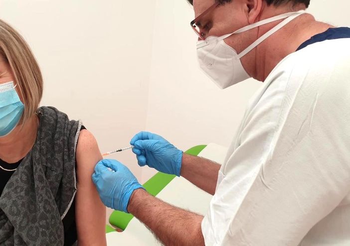 Proseguono in ospedale e nelle case della salute le vaccinazioni di over 80 e personale della scuola (archivio)