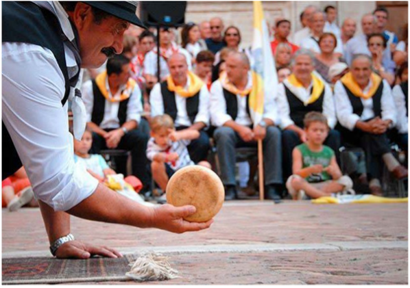 Una dimostrazione di "Cacio al fuso" (Pro Loco Pienza - Pienza, Val d’Orcia, Toscana