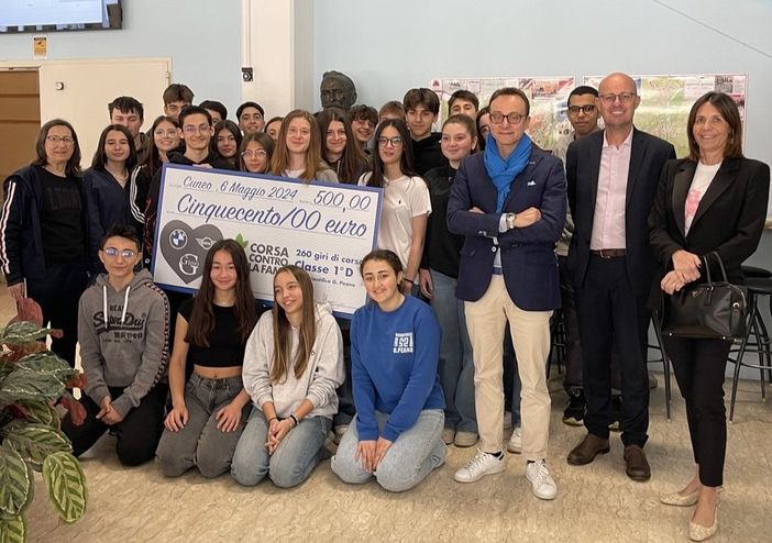 Il Gruppo Gino a fianco del liceo Pellico-Peano di Cuneo nella "Corsa contro la fame"