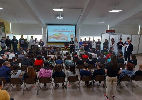 L'istituto comprensivo di Neive contro lo spreco alimentare: consegnate le "food bag"