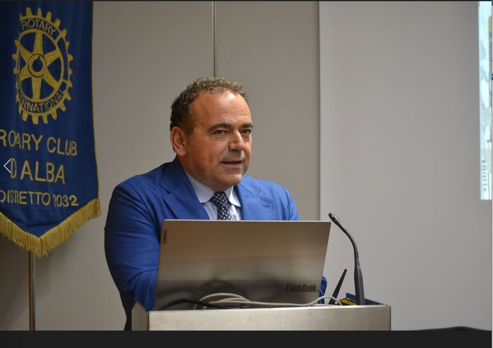 L'egittologo e professore Roberto Buongarzone, relatore dell'interessante serata del Rotar Club Alba
