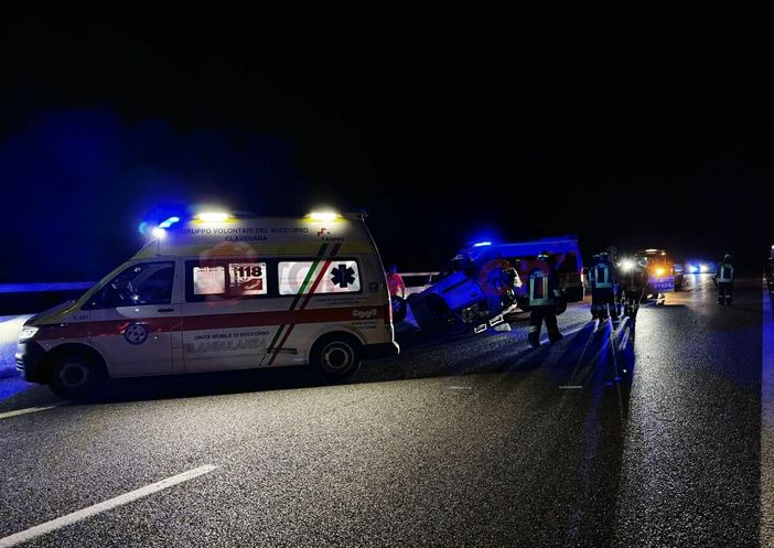 Tamponamento sull’A6 tra Fossano e Carrù: auto cappottata, un ferito lieve Tamponamento sull’A6 tra Fossano e Carrù: auto cappottata, un ferito lieve