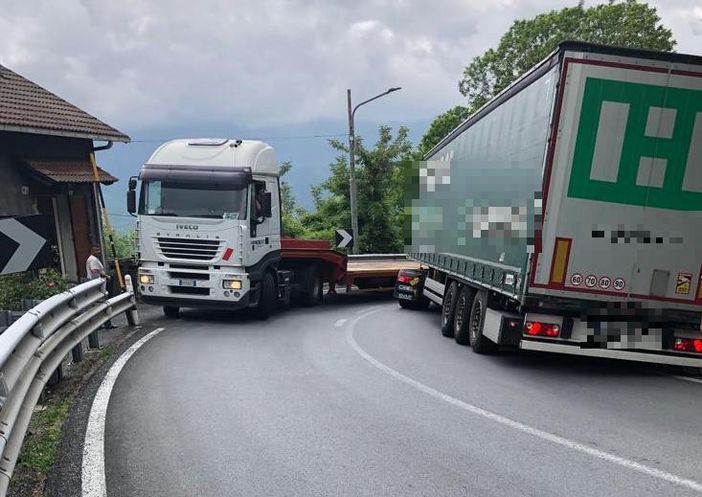 Tir incastrati al Colle di Nava: traffico in tilt sulla 28 e residenti infuriati