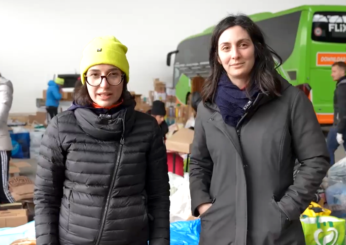 Volontari al lavoro nel magazzino Cuneo Rent di Borgo San Dalmazzo