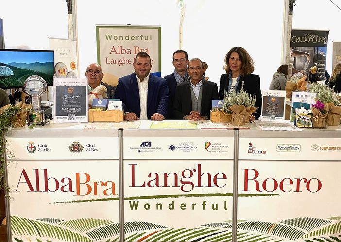 Nelle foto di gruppo Battista Marolo, presidente dell’Associazione Tartufai delle Rocche del Roero, il presidente di Wonderful Mario Fugaro, Enzo Basso di Ascom Bra, Marco Scuderi dell’Associazione Commercianti Albesi e Tiziana Raspo di Ascom Bra, Edoardo Accossato e Jim Alizoti dell’Associazione Commercianti Albesi