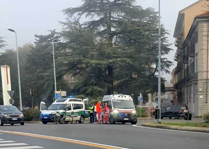 I soccorsi al ciclista investito presso il cavalcavia ferroviario
