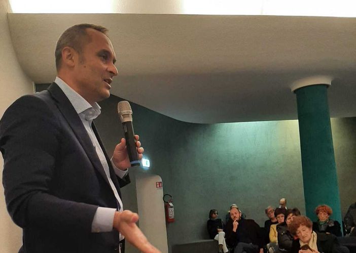 Costa (Azione): “Stiamo costruendo una casa nostra, poco ci interessa cosa succede in quelle altrui”
